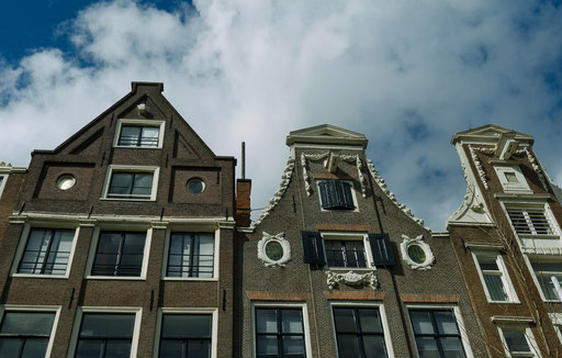 Grachtenrundfahrt in Amsterdam, Fassade der alten Lagerhäuser