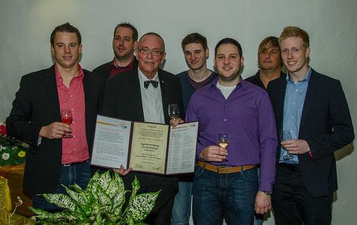 Eine Abordnung der "Jugendvereinigung Storchenbrünnle"  (FW-FBW Kitzingen  Ehrenpreisträger 2015)