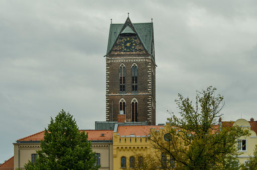 Der alles überragende Turm der Marienkirche...   /Marktplatz