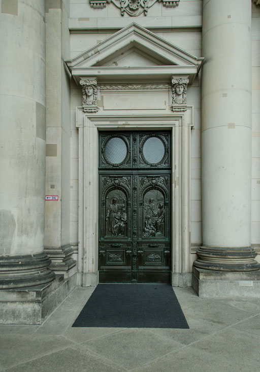 Berliner Dom, Eingangsportal