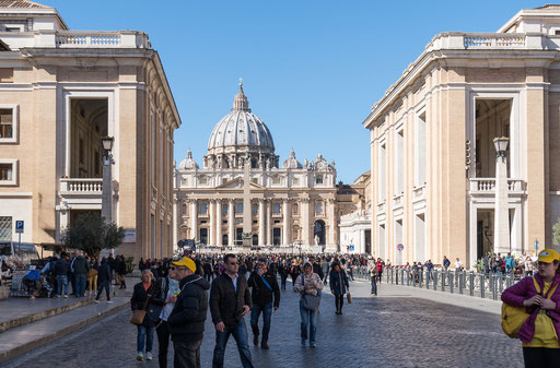 Blick zurück auf Sankt Peter im Vatikan