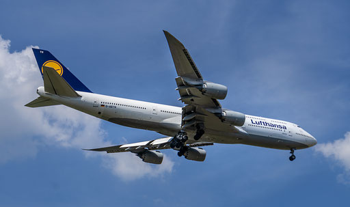 Deutsche Lufthansa AG mit Sitz in Köln ist ein deutscher Luftfahrtkonzern und gemessen an der Anzahl der beförderten Passagiere das größte Luftverkehrsunternehmen Europas.