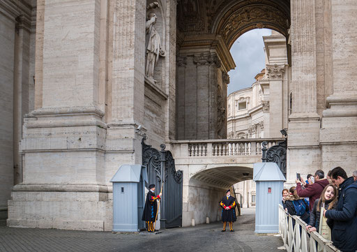 Schweizer Gardisten in historischen Gewändern bewachen die Eingänge zur Vatikanstadt 