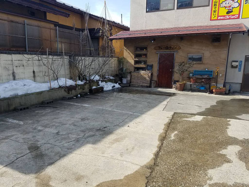 店外には５台分の駐車場があります。