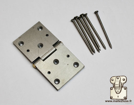 Charnière CT-M en acier pour fabrication de malles haut de gamme.
