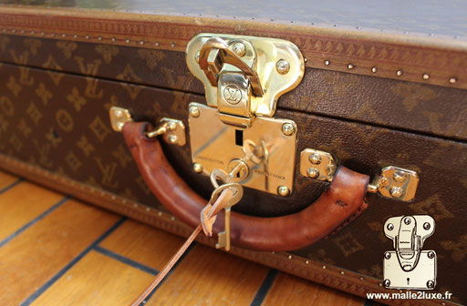 Zoom sur la serrure à lettre – mécanisme breveté Louis Vuitton