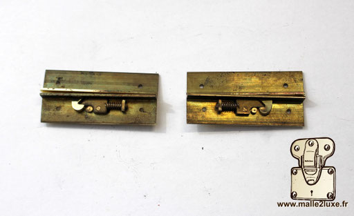 Right and left recessed latches.