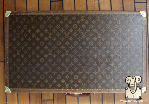 Détail du monogramme LV au pochoir – authentique toile vintage