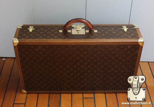 Valise Louis Vuitton posée sur meuble – idée déco haut de gamme
