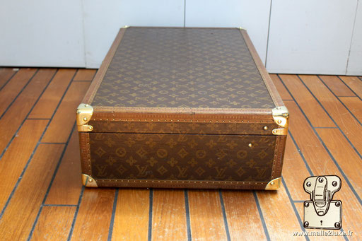 Clous en laiton signés Louis Vuitton – finition haut de gamme d’époque