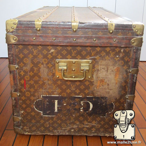 Malle courrier Louis Vuitton, marque d'etiquettes d'hotels ancienne authentique 