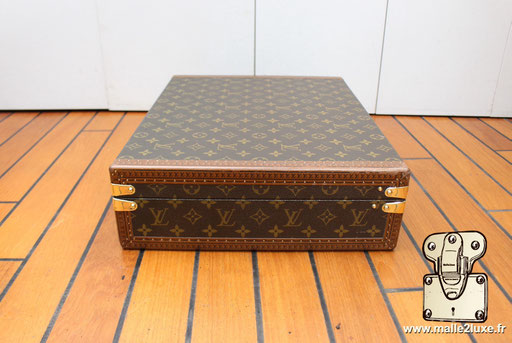 Valise Louis Vuitton modèle président des années 1980, recouverte d'une toile enduite monogramme et protégée par des bordures lozine.