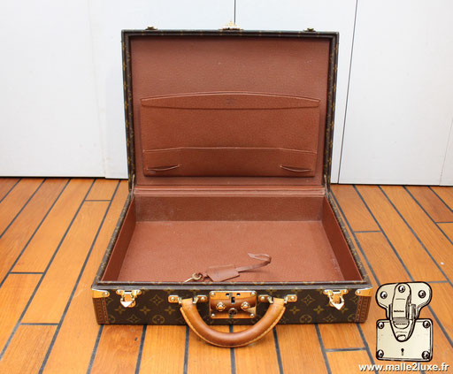 Valise Louis Vuitton modèle président des années 1980, recouverte d'une toile enduite monogramme et protégée par des bordures lozine.