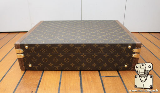 Valise Louis Vuitton modèle président des années 1980, recouverte d'une toile enduite monogramme et protégée par des bordures lozine.