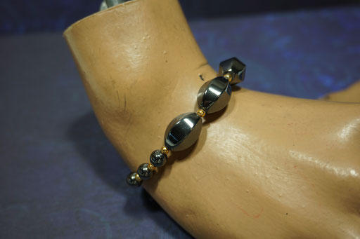 Hämatit (Blutstein Armband) mit Schraubverschluss, hochwertige Verarbeitung, ab 1970er Jahre, neuwertiger Zustand. Preis: 5,00 €