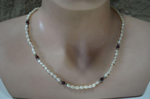 Süßwasser Perlenkette (Reisperlen) mit Granatperlen und Metall. Etwa 1980er/1990er Jahre. Preis: 15,00 €