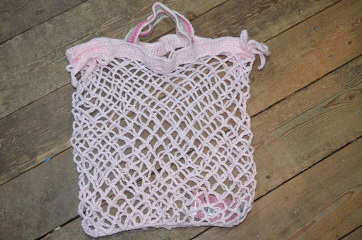 gri0es Einkaufsnetz in rosa mit bunten Henkel und seitlichen Schleifen am Netz. Design + Ausführung: Zeitzeugen-Manufactur. Preis: 13,00 €