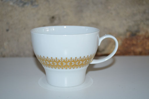 Thomas Rodunta Kaffeetasse. Weißes Porzellan mit Goldbordüre. Designer: Tapio Wirkkala. Preis: je Stück 3,90 €