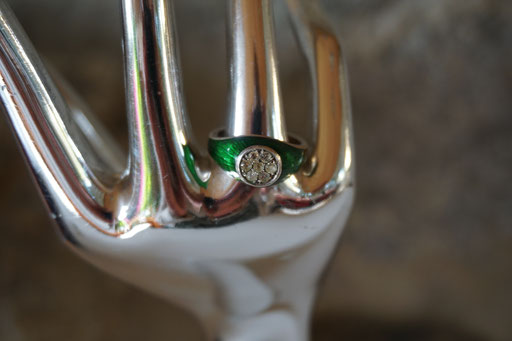 925 Silber Ring aus den 1970er Jahren, teils mit grünem Emaille und kleinen Glassteinen. Preis: 25,00 €