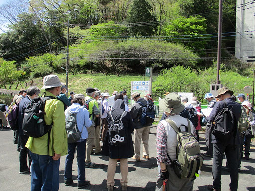 高尾梅の郷まちの広場(昼食　12:20～12:55)　　昼食後再集合。伊藤講師による午後のコースの説明と、４.５月の活動説明及びチラシ配布。