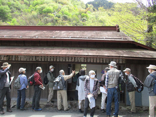 旧茶屋峯尾　高尾山の蛇滝信仰の講中が利用した休息所で、軒には講札「はね板」がぎっしりと貼られていました。　  　伊藤ミチ子ガイド同級生の方のお蔭で、特別に明治時代の数寄屋建築による室内を見せて頂くことができました。これが最後の機会になるかもしれなという貴重な時間でした。　