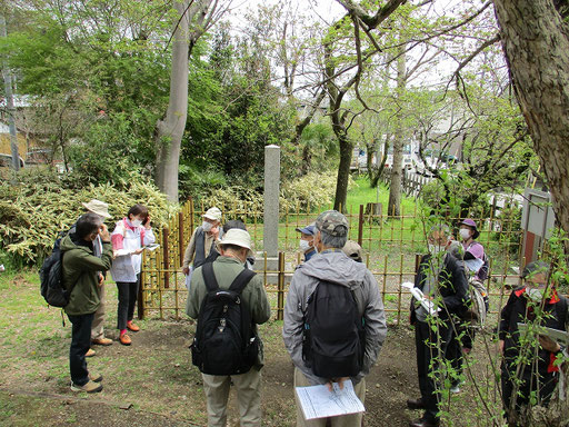 高尾駒木野庭園でトイレ休憩をとり小仏関跡へ　武蔵・相模の国境、高尾山の小仏峠周辺にある甲州街道に置かれた関所です。