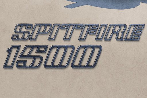 Le lettrage Spitfire 1500 est dessiné comme celui appliqué sur le capot de la Triumph