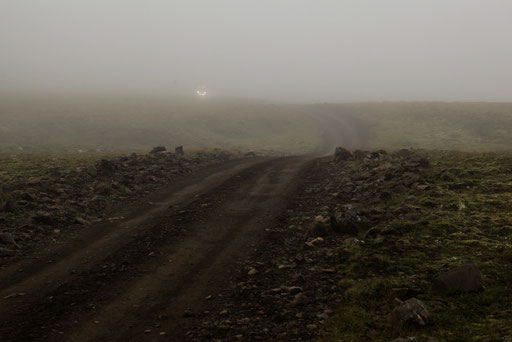 Nebel-Wasser-Wolken-Island-J604