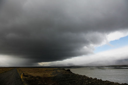 Nebel-Wasser-Wolken-Island-J603