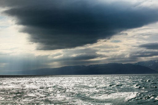 Nebel-Wasser-Wolken-Island-J605