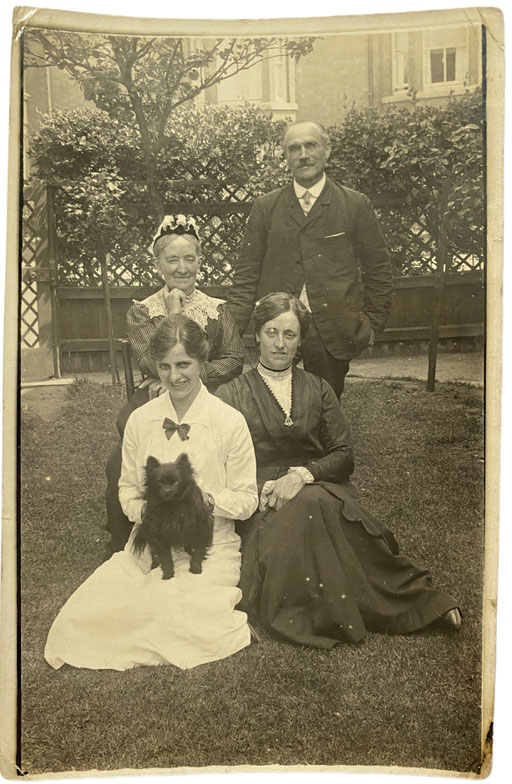Servants of a noble house with their black Pomeranina