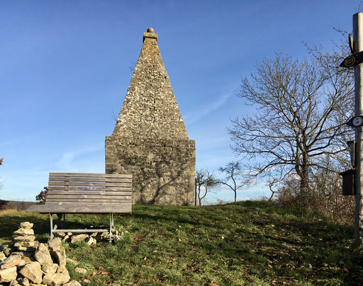Grabpyramide auf dem Kirchberg in der kalten Jahreszeit.