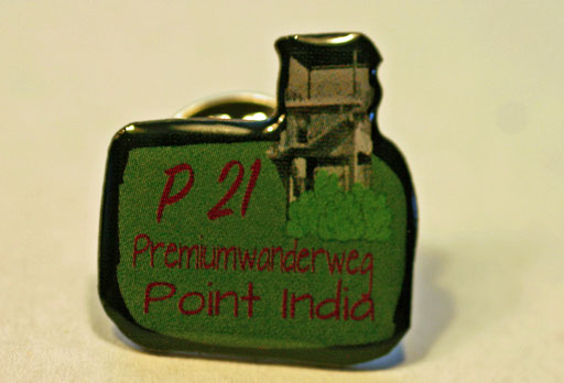 Der Ansteckpin zum P21 Point India, unterstützt Ausstattung und Pflege des Wanderwegs, kann vor Ort oder auch online, info-luederbach@t-online.de, bestellt werden. 
