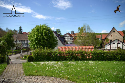 Blick vom DGH "Alte Schule" zu Kirche und Schloss.