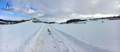 Winterimpression Kirchberg mit Grabpyramide