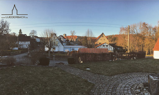 Schneeloser Winter, Blick vom DGH zur Kirche und zum Schloss.