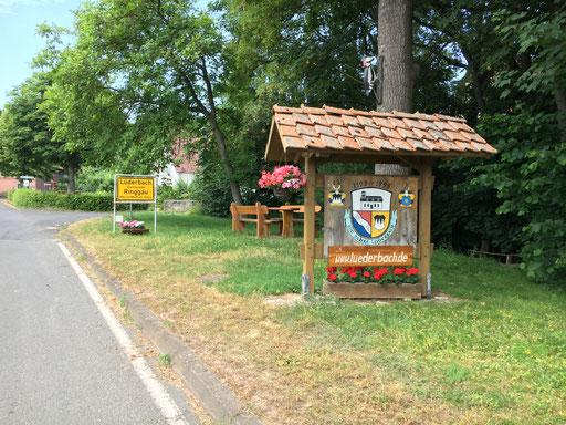 Der Lüderbacher Dorfeingang von Osten mit seiner Picknickecke und direktem Zugang zum Lüderbach.