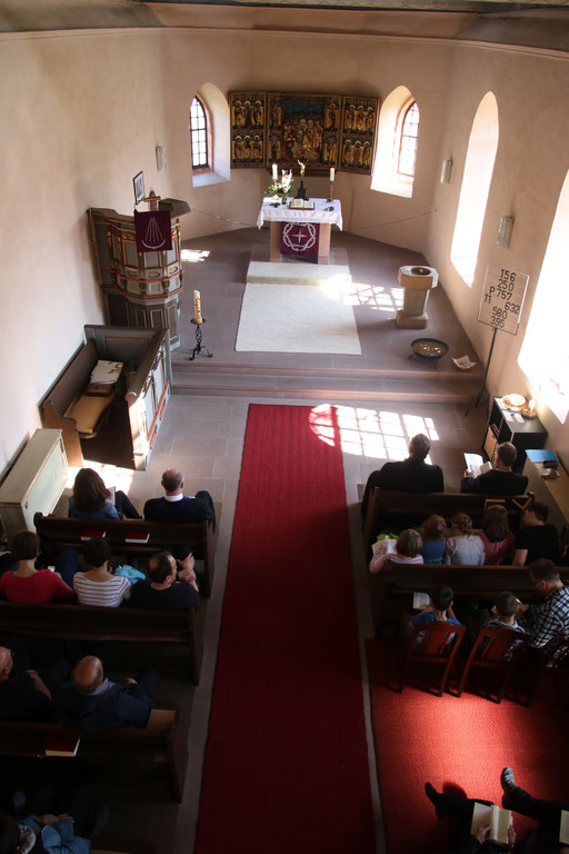 Blick von der Empore in den Chorraum der Lüderbacher Kirche.