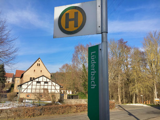 Bushaltestelle der Linie 240 des NVV unterhalb des DGH gegenüber vom Schilderbaum.