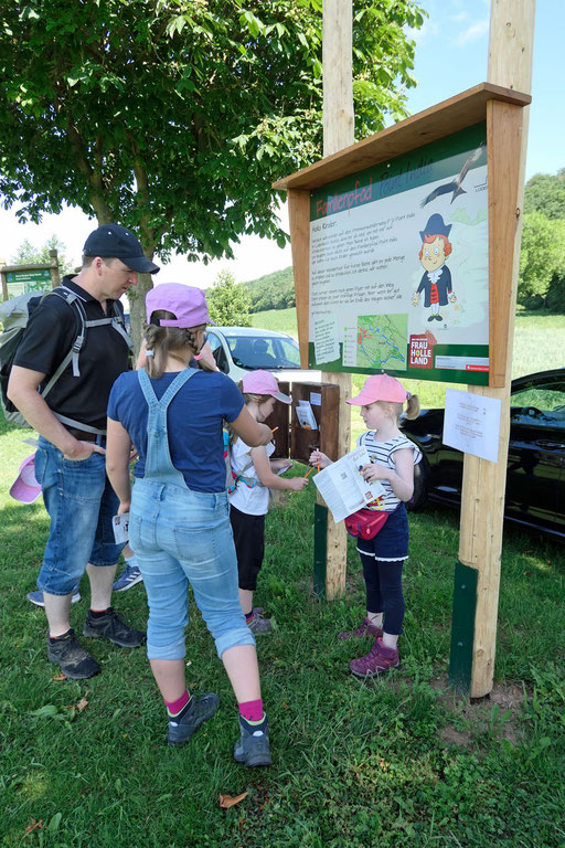 Probieren ob an alles gedacht wurde am Wanderparkplatz Sportplatz in Lüderbach.