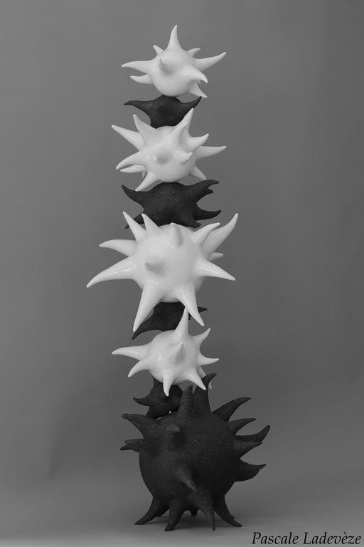 totem grès base noire