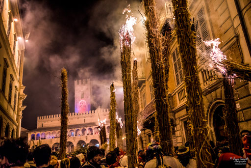 Storie Di Un Attimo • Festival Popolare Della Fotografia 2024 ~ Carnevale Storico di Offida • Processione Vlurd. © Luca Cameli Photographer