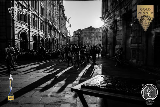 MUSE Photography Awards 2023 Gold Winner ~ Back To The Frenzied Society: Luci ed ombre tra la frenesia. © Luca Cameli Photographer