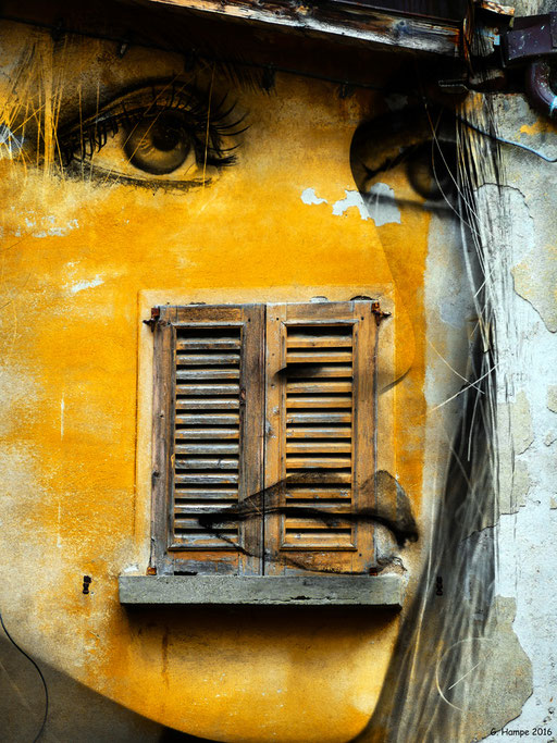 The yellow face with the old window