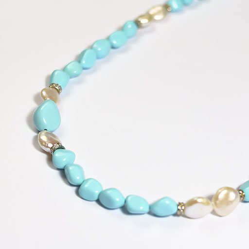 Collana in pasta di turchese e perle naturali con chiusura in argento. 