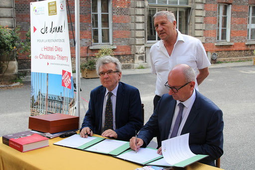 De gauche à droite : Christian Ferté, délégué régional Picardie de la Fondation du Patrimoine et Etienne Haÿ, président de la CARCT ont signé conjointement la convention de souscription.