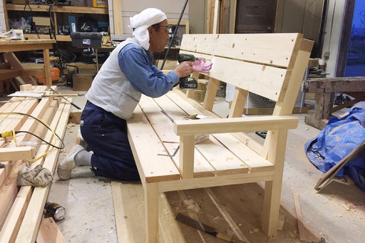 ベンチ製作の様子（郡山市の工務店）