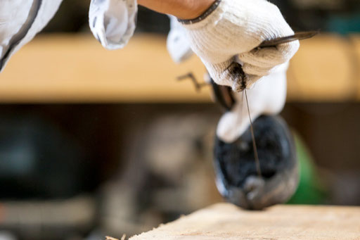 材木への墨付け作業（郡山市の建築大工さん）