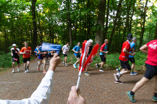 Darmstädter Lauf-Treff Streckenposten beim Merck-Firmenlauf, Foto: Christa Daum