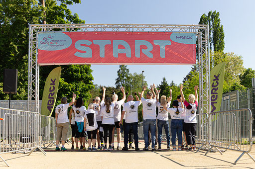 Darmstädter Lauf-Treff Streckenposten beim Merck-Firmenlauf, Foto: Christa Daum